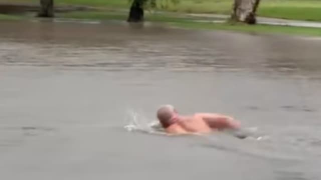 澳洲悉尼暴雨成灾 男子直接把高尔夫球场当“泳池”