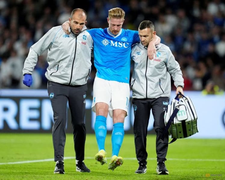 Napoli's top spot under threat as chasing pack close in