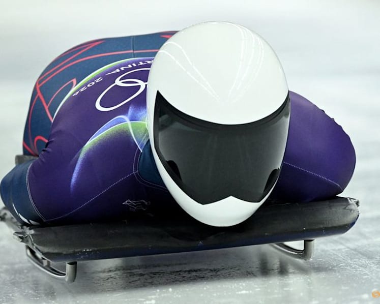Skeleton-Weston keeps cool amid startline mayhem to lead at halfway
