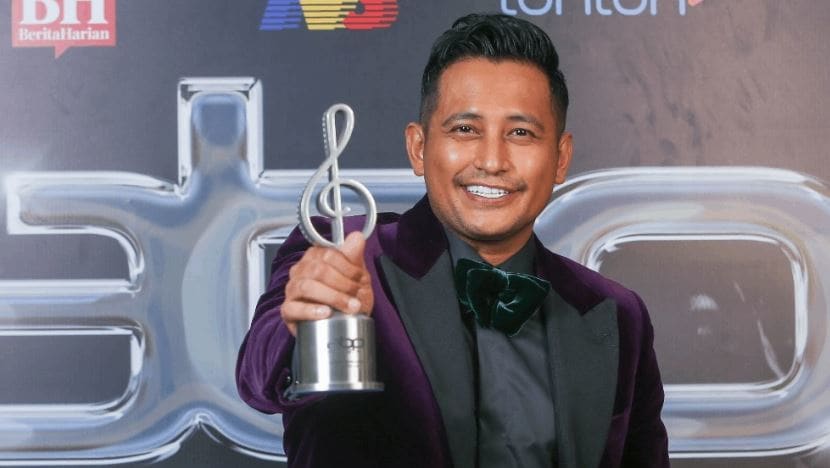 Shah Iskandar kembali genggam trofi Anugerah Bintang Popular Berita Harian selepas sedekad Shah Iskandar kembali genggam trofi Anugerah Bintang Popular Berita Harian selepas sedekad
