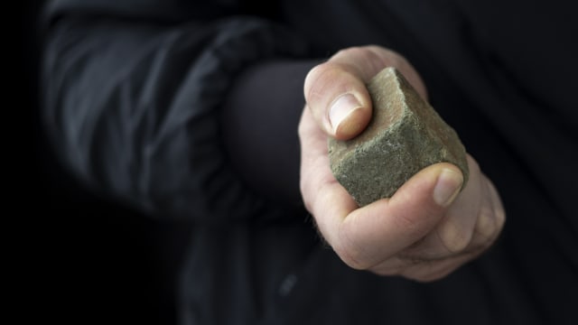一时气愤丢石头砸伤他人脚趾 工地管工被罚款4000元