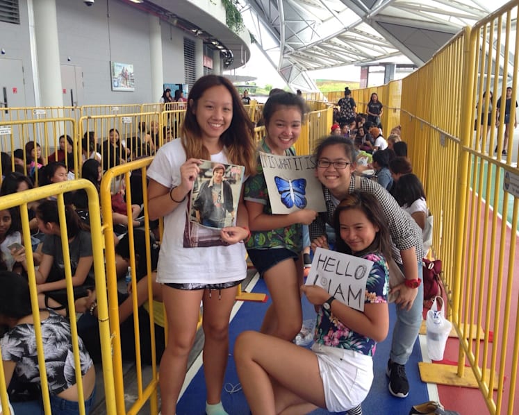 Fans queue up early ahead of One Direction concert