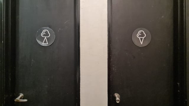 云朵和三角形？马国厕所非正统标志引热议 