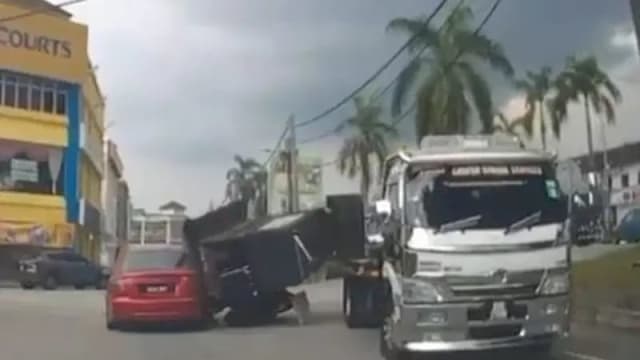 罗厘运载汉堡摊失衡 砸中摩托与轿车