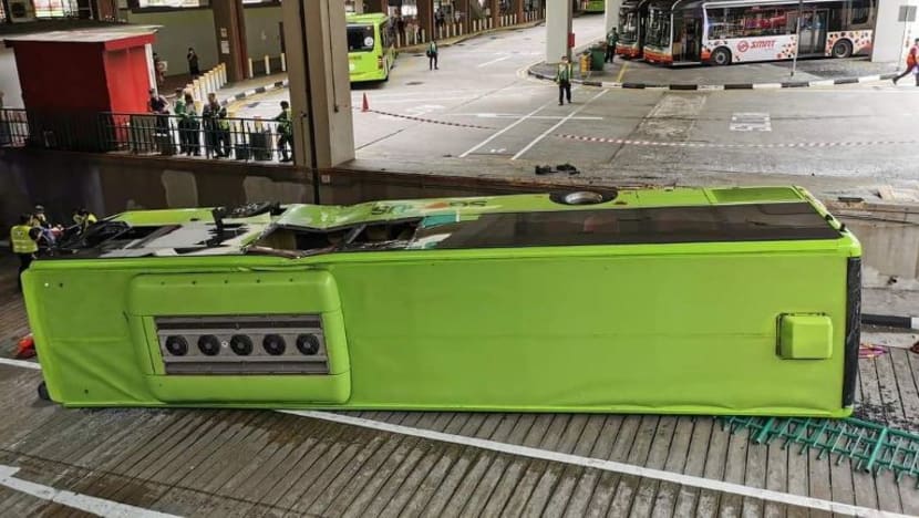 17 cedera selepas 2 bas bertembung di pusat pertukaran Bukit Batok