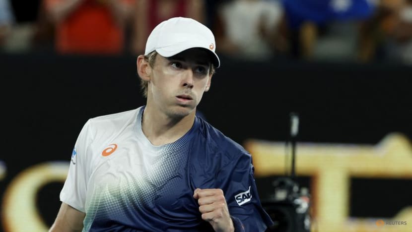 De Minaur downs Michelsen to keep home hopes alive at Australian Open