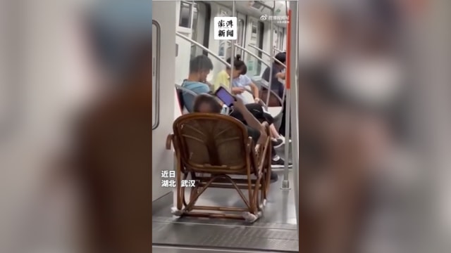中国爷爷地铁车厢坐摇椅 网民：这是真“大爷”