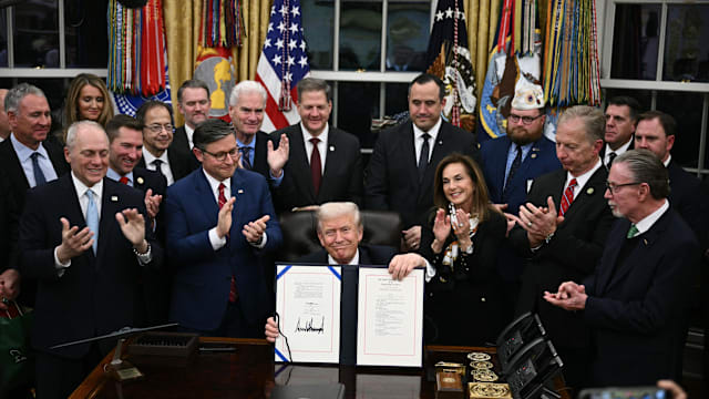 特朗普签署临时拨款法案 美政府结束43天停摆