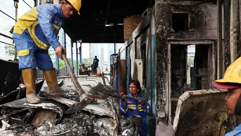 Lebih 1,300 kakitangan dikerah untuk bersihkan lokasi terjejas rusuhan di Indonesia