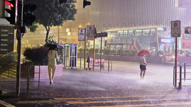 台风摩羯逼近香港 当地天文台将改发八号风球