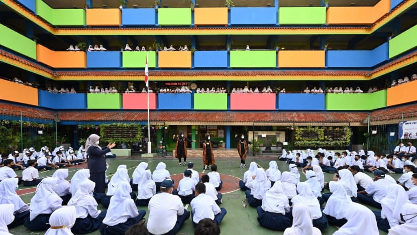 'Darurat bullying': Pemerintah gandeng polisi atasi perundungan di sekolah, namun itu dianggap tidak cukup 'Darurat bullying': Pemerintah gandeng polisi atasi perundungan di sekolah, namun itu dianggap tidak cukup