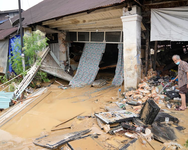 ‘Once in 100 years’ flood: 7 killed and more than 50,000 displaced in Malaysia