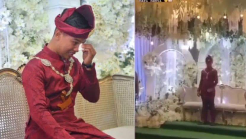 Terpaksa bersanding sendirian, pengantin lelaki ini tidak mampu tahan emosi