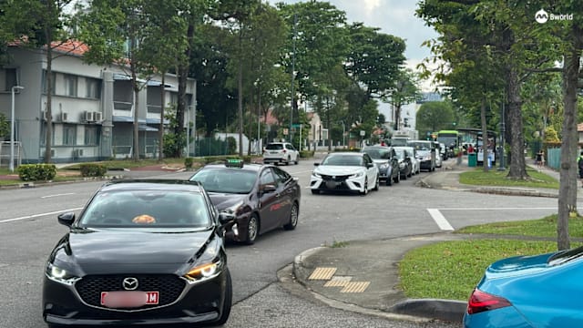 小油站提供低价油 有油站出现车龙