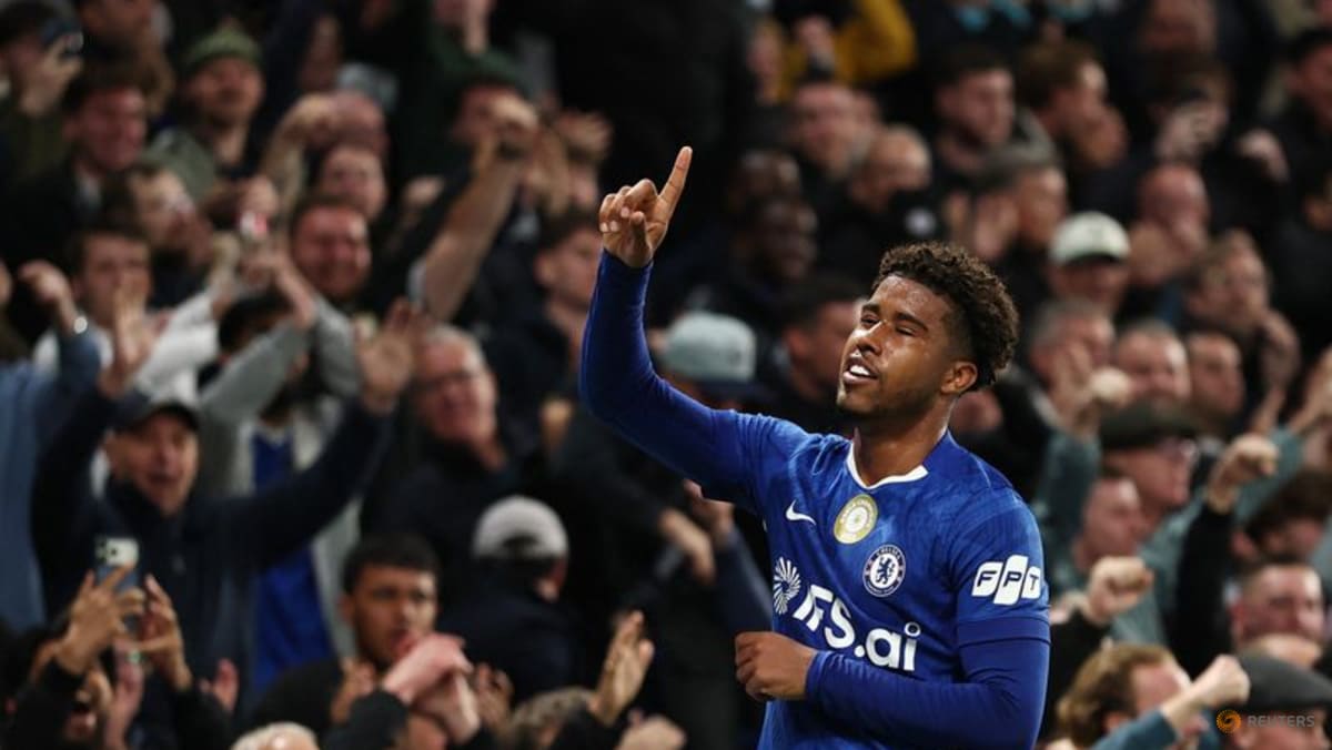 United sign Brazil midfielder Santos from Chelsea