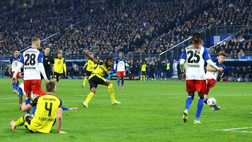 Dortmund concede late equaliser in 1-1 draw at Hamburg