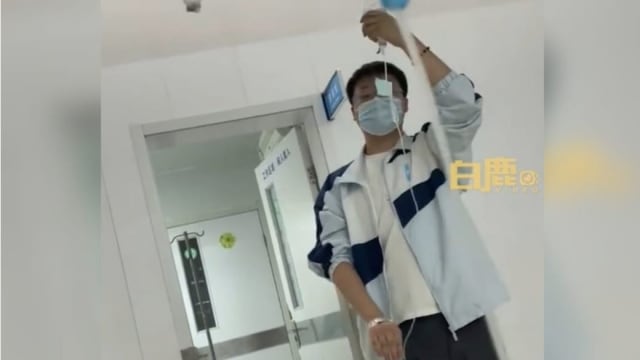 辅导儿子做作业 中国夫妻先后入院吊点滴