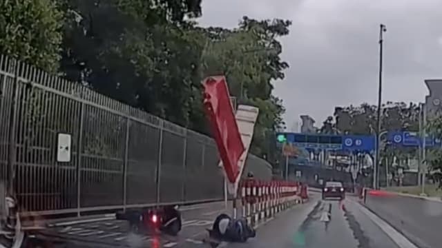 越堤族骑车过兀兰关卡 失控滑行撞飞护栏
