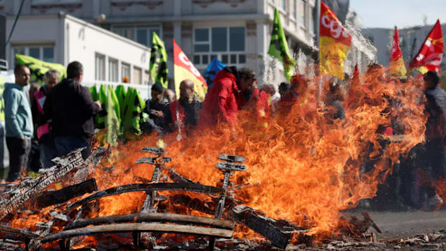 法国全国各地民众走上街头 抗议马克龙政府预算草案