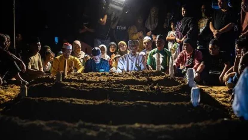 Jenazah 5 sekeluarga terkorban dalam nahas semasa Aidiladha selamat dikebumikan Jenazah 5 sekeluarga terkorban dalam nahas semasa Aidiladha selamat dikebumikan