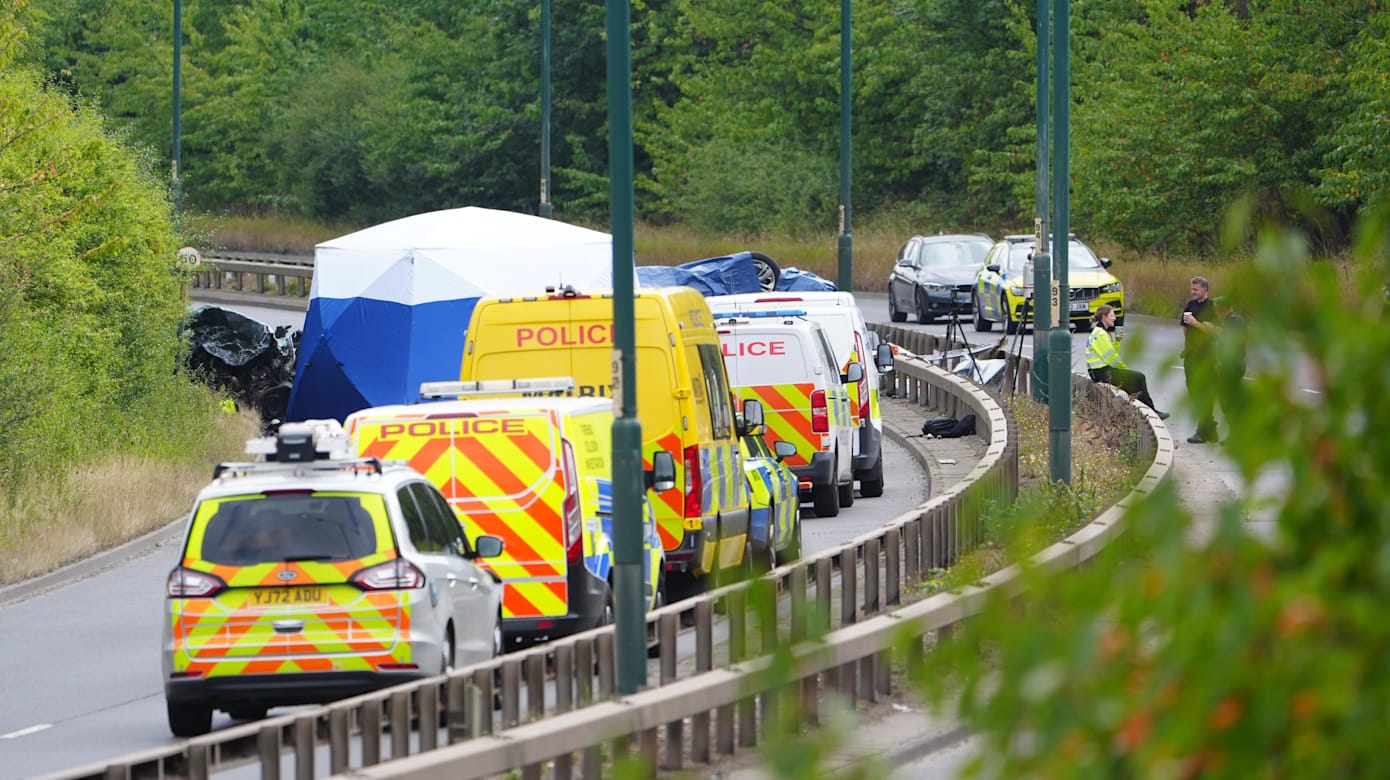 英国汽车逆向行驶撞警车 七人死亡包括两警员