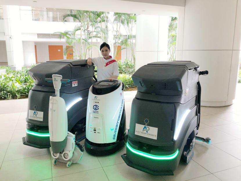 Ms Naomi Wu spends a typical work day dressed in a cleaner’s outfit — scrubbing toilet tiles, picking up trash or operating a heavy duty cleaning machine.
