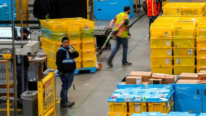 Analysis:Strong start to online holiday shopping masks signs of a fragile US consumer