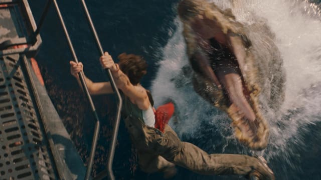 “Jurassic World Rebirth”　穿越海陆空，正面对决巨型恐龙！