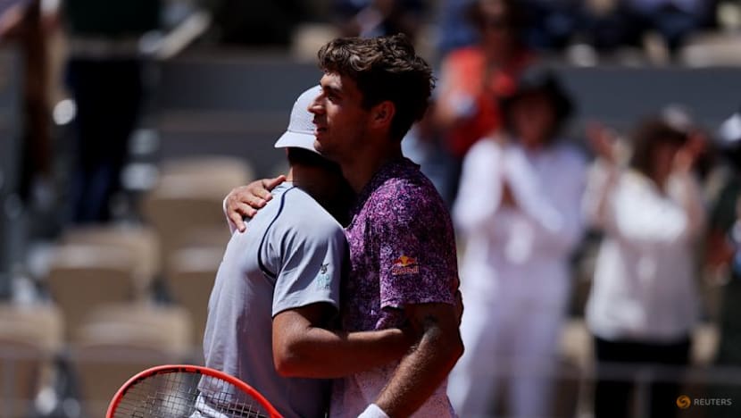 Cobolli drops set but battles past unseeded Svajda to reach French Open last eight