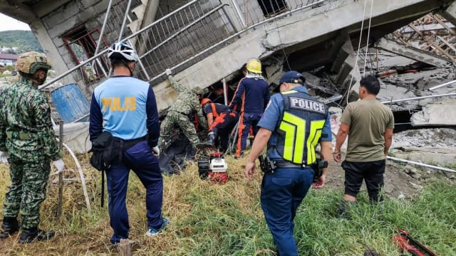菲律宾吕宋岛强震 两人被倒下建筑压死
