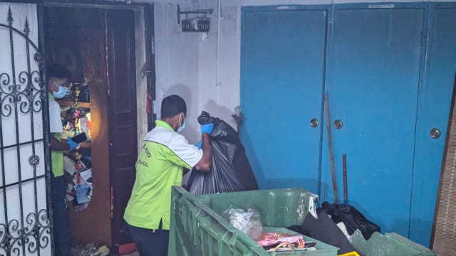 后港组屋火患致三死 邻居指死者家废物堆积臭难当