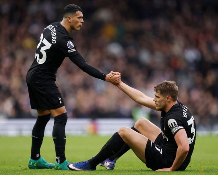 Arsenal claim nervy win over Chelsea, Man Utd go third