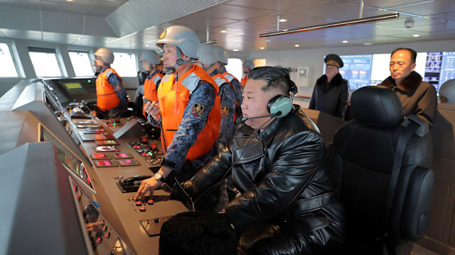 金正恩登新型驱逐舰“崔贤”号 观摩导弹试射