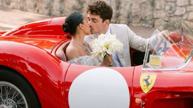 法拉利F1男神Charles Leclerc开古董跑车迎娶娇妻