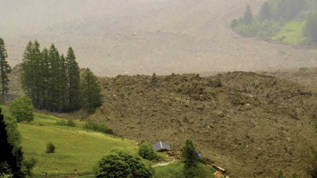 瑞士阿尔卑斯冰川崩塌 吞没山脚村落