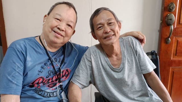 段伟明坐轮椅上唐琥家　自嘲：我们是左右逢源、左拥右抱