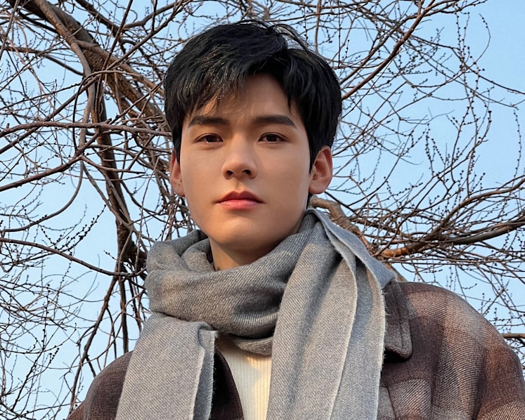 Chinese Actor Gong Jun Threatens Legal Action Over Rumours That He Was A Male Escort & Has A Secret Child