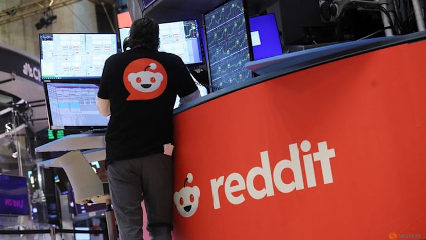 Reddit expects revenue above estimates as AI tools attract advertisers