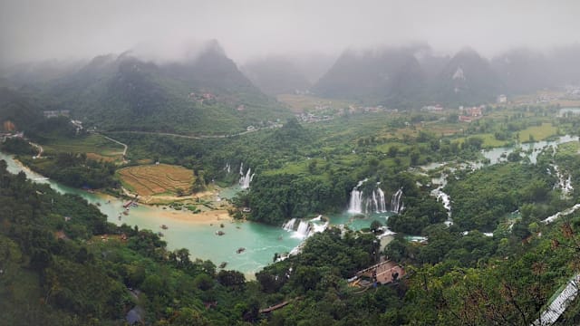 广西德天：边界线上的瀑布