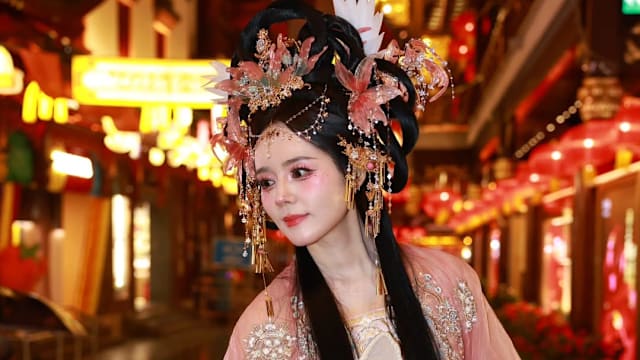 韩佳人挑战“网红妆”，引网友两极评价