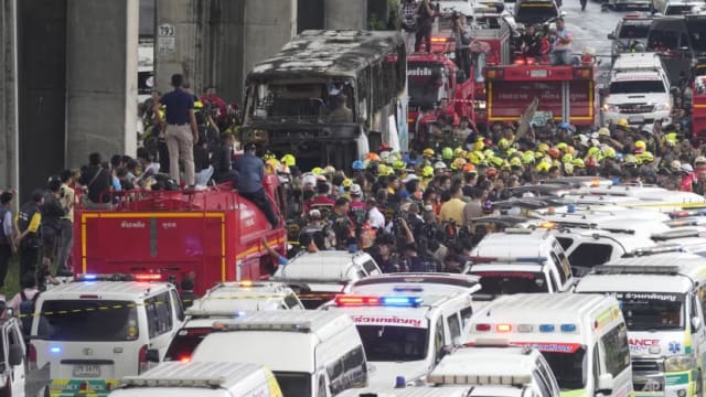 泰国巴士起火事故确认23人遇难 巴士司机被逮捕控上法庭