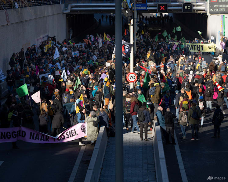 Climate activists block main road into The Hague