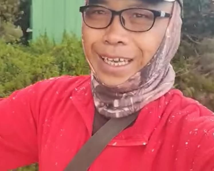 Rare snow at Mount Kinabalu surprises climbers, guides