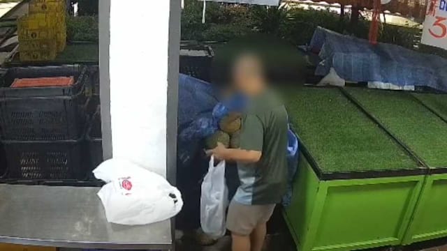 阿叔榴梿摊“自取”多个榴梿 警方：接获报案