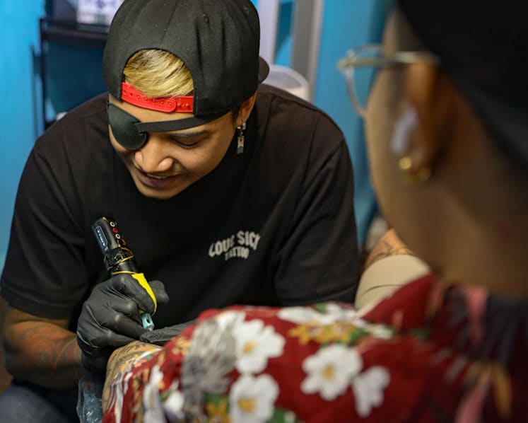 The Stories Behind: The one-eyed tattoo artist who won't let a rare disease affect his craft