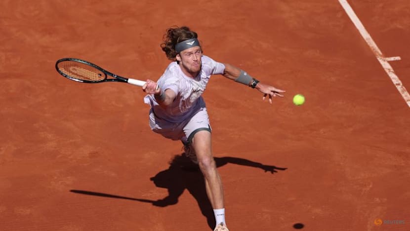 Fils powers past Rublev to win Barcelona Open