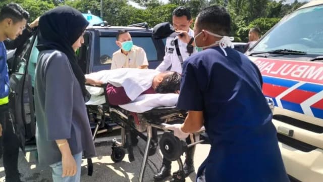 四人车里吸一氧化碳中毒昏倒车撞收费站 司机：数月前才换冷气压器