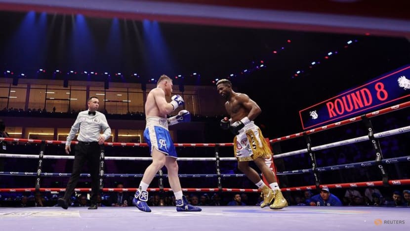 Alvarez outpoints Scull to reclaim undisputed super middleweight championship