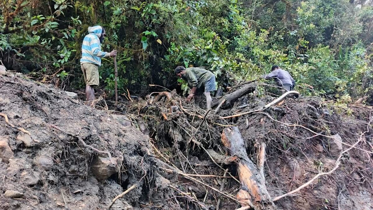 Indonesia floods kill 15, search ongoing for 8 children Indonesia floods kill 15, search ongoing for 8 children