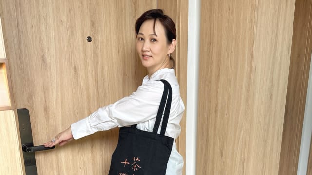 郁方椎间盘突出未愈，忍痛坐轮椅出国全因为……